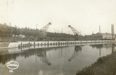 407001 Gezicht op de kade met havenkranen langs het Merwedekanaal te Zuilen van de N.V. Nederlandse Staalfabrieken ...